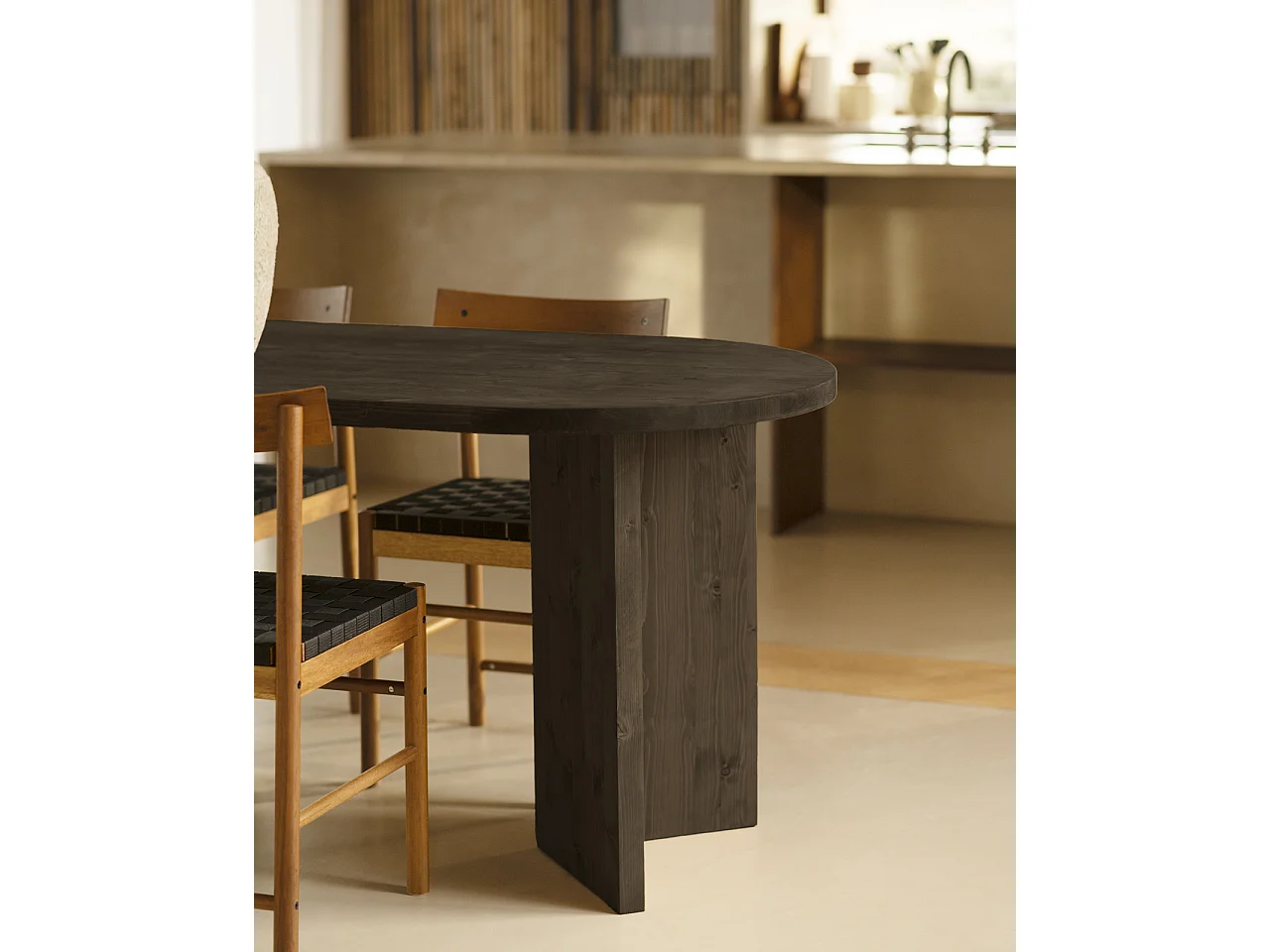 Mesa de comedor de madera maciza de abeto ovalada Decowood en tono negro de 160x75cm en tono negro - OSAKA - DECOWOOD