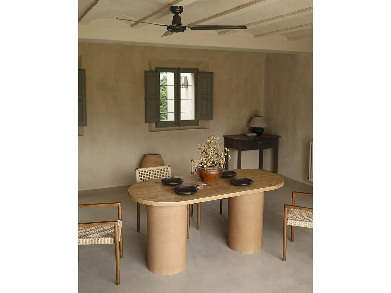 Mesa de comedor ovalada de madera maciza tono roble medio y patas de microcemento en tono terracota DECOWOOD de 200x75cm - LUCÍA - DECOWOOD