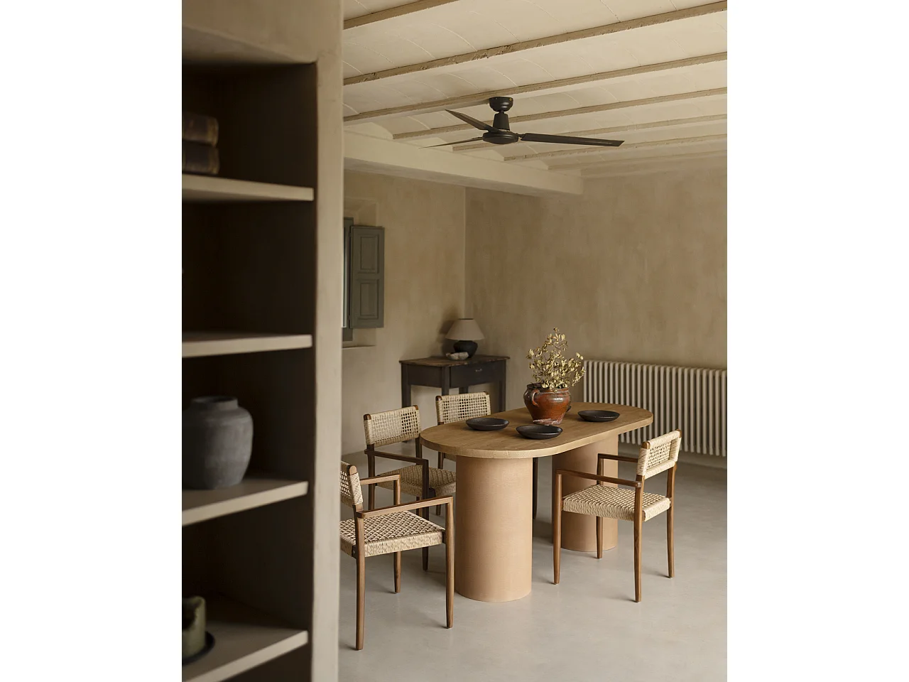 Mesa de comedor ovalada de madera maciza tono roble medio y patas de microcemento en tono terracota DECOWOOD de 200x75cm - LUCÍA - DECOWOOD