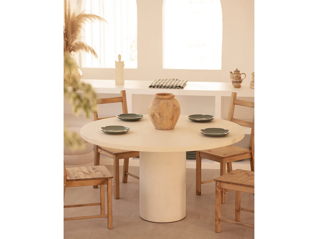 Mesa de comedor de madera de abeto maciza en microcemento redonda y soporte cilíndrico de Ø120x75cm en tono blanco roto - LUCÍA - DECOWOOD