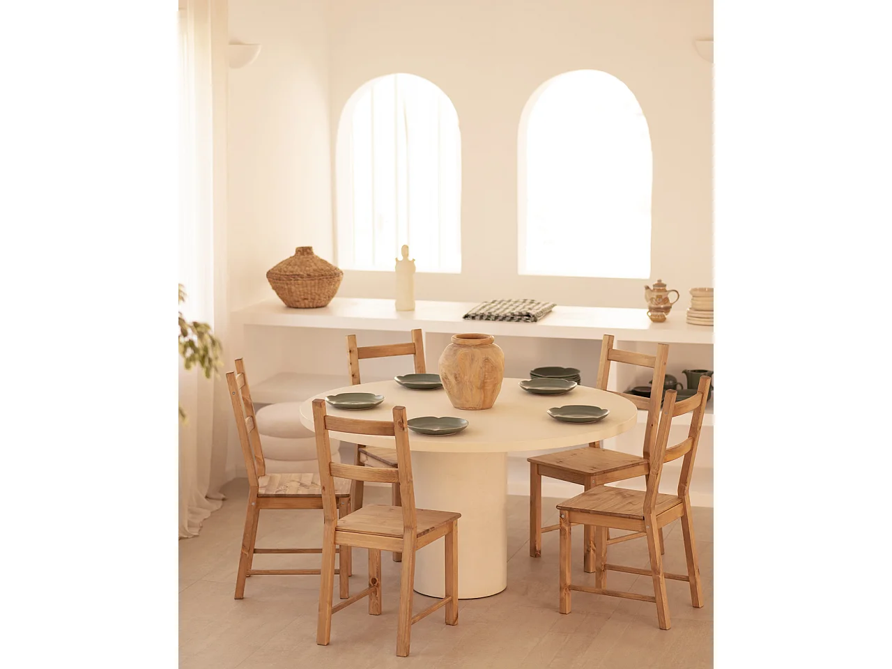 Mesa de comedor de madera de abeto maciza en microcemento redonda y soporte cilíndrico de Ø120x75cm en tono blanco roto - LUCÍA - DECOWOOD