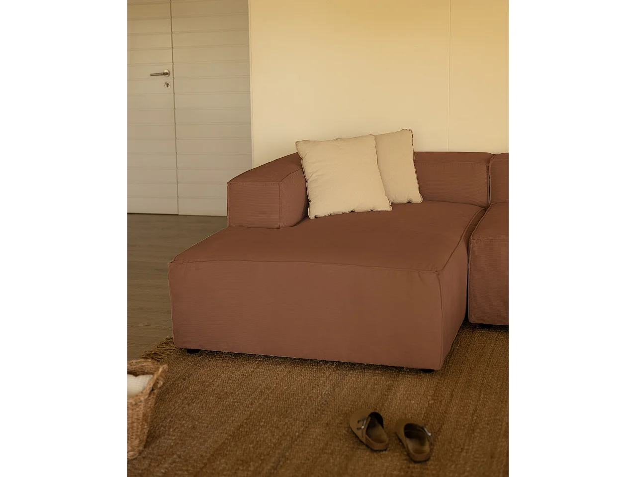 Sofá de 2 plazas con chaise longue izquierdo de pana coral 250x70x175cm - LOLA - DECOWOOD