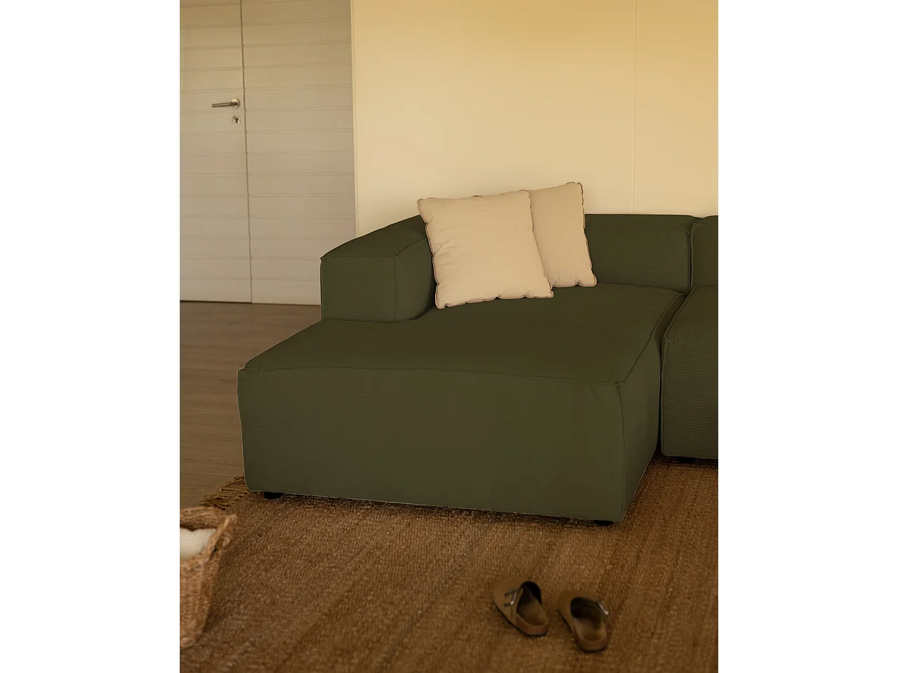 Sofá de 2 plazas con chaise longue izquierdo de pana verde 250x70x175cm - LOLA - DECOWOOD