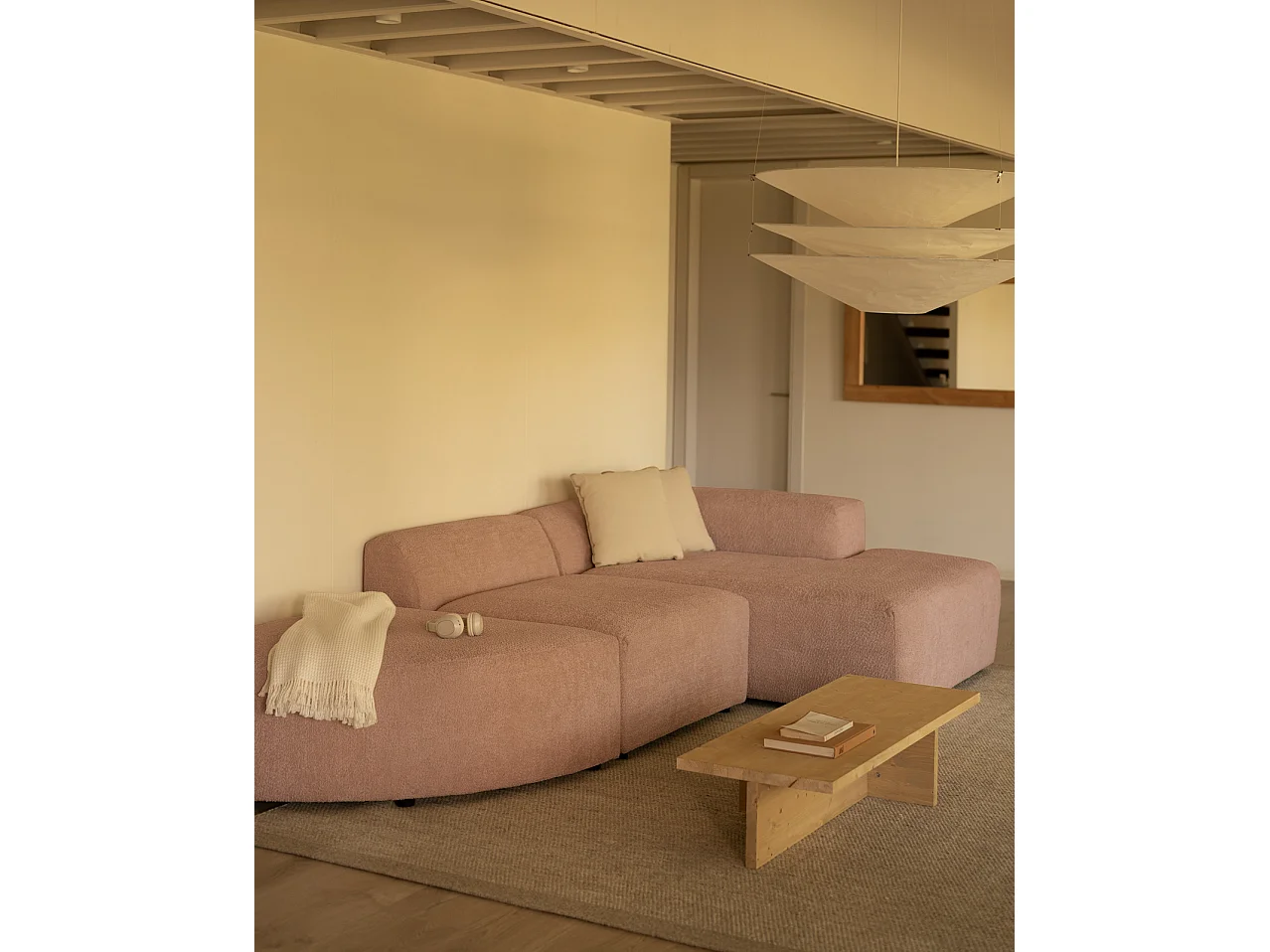 Sofá de 3 módulos curvo con chaise longue derecho bouclé rosa 320x70x172cm - BERTA - DECOWOOD