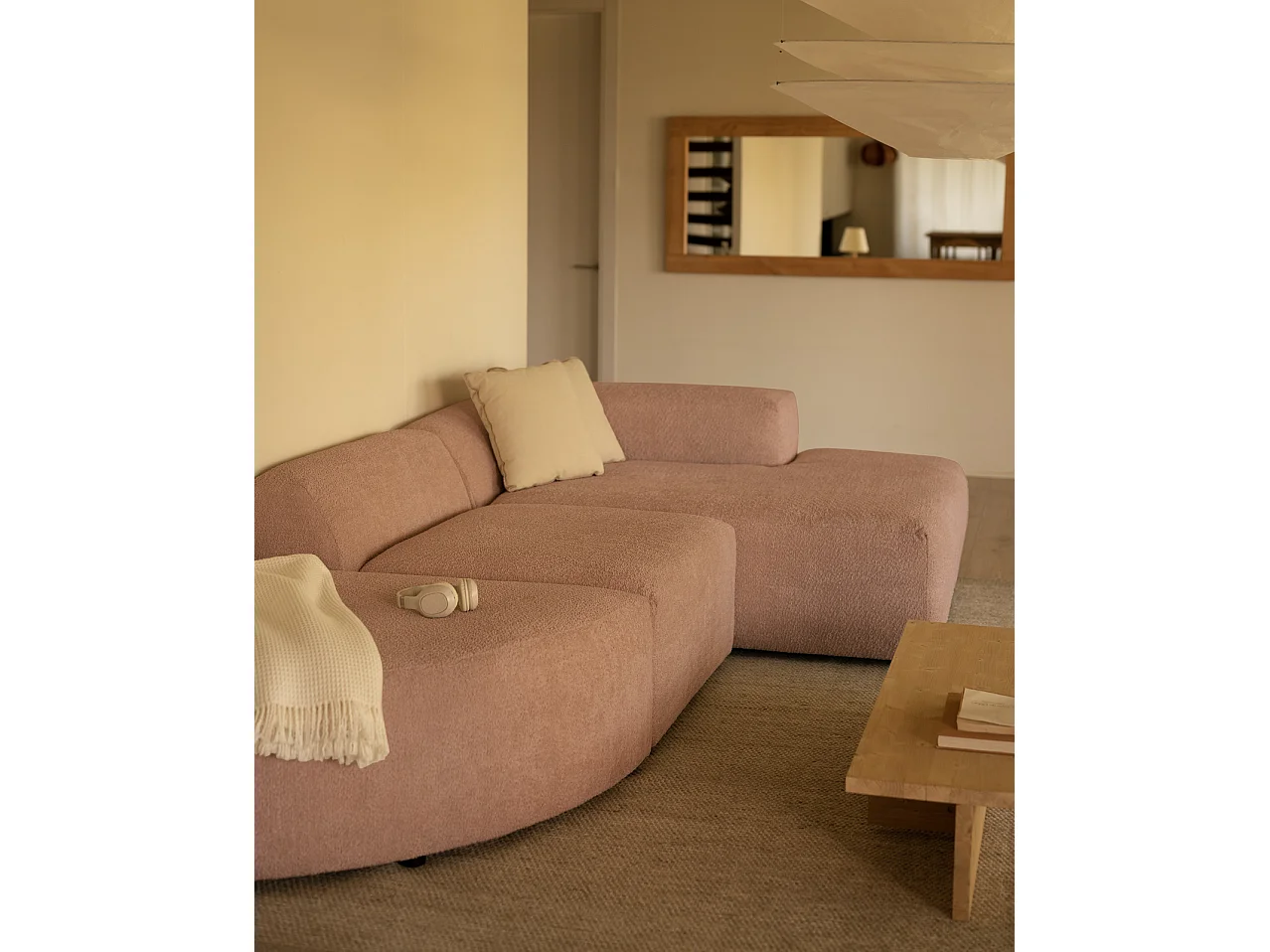 Divano curvo a 3 moduli con CHL destra in bouclé rosa 320x172cm