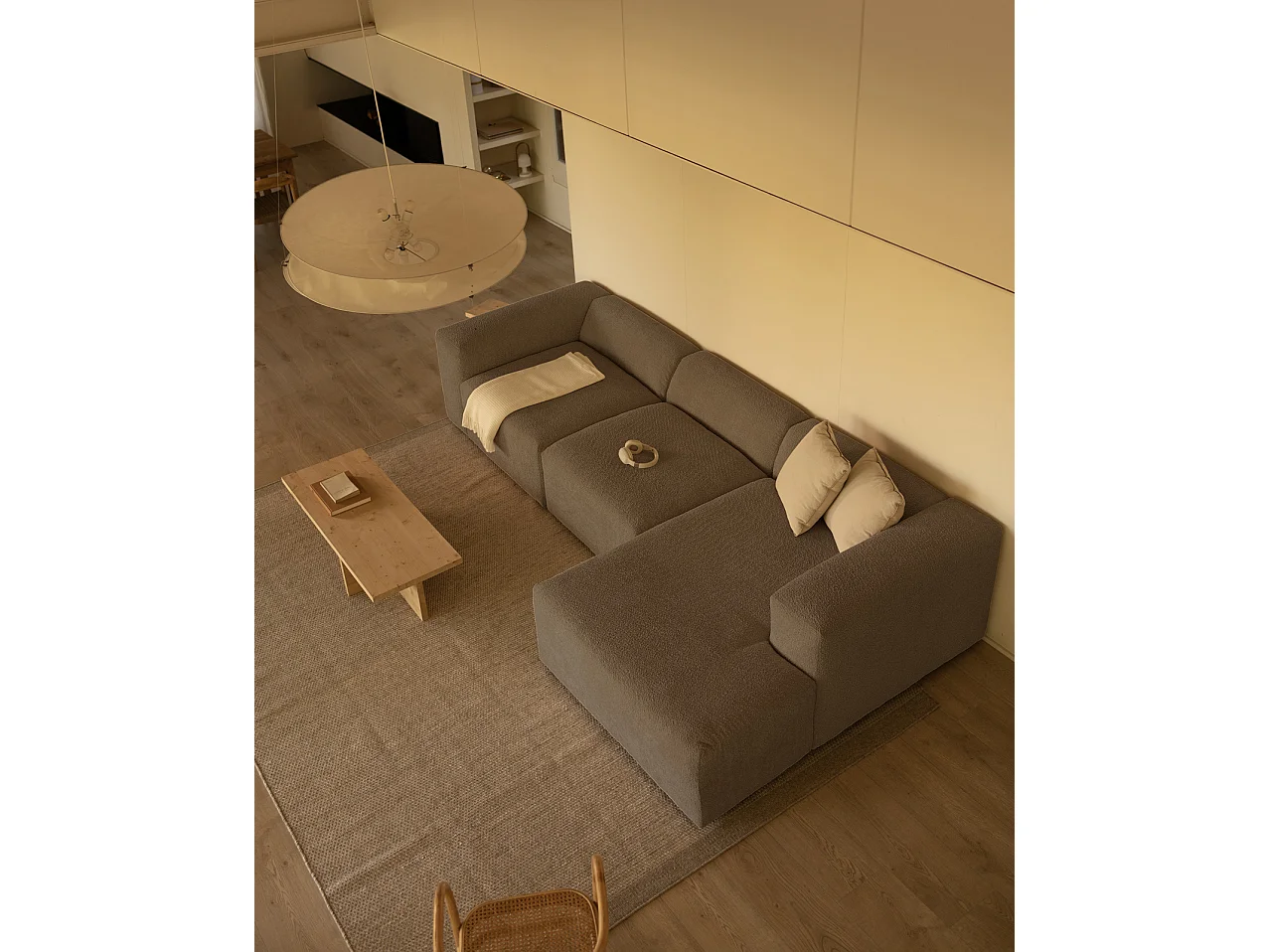 Divano a 3 moduli con CHL destra in bouclé marrone 330x172cm