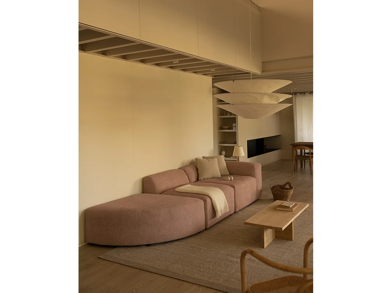 Divano a 3 moduli con curva a sinistra in bouclé rosa 320x110cm