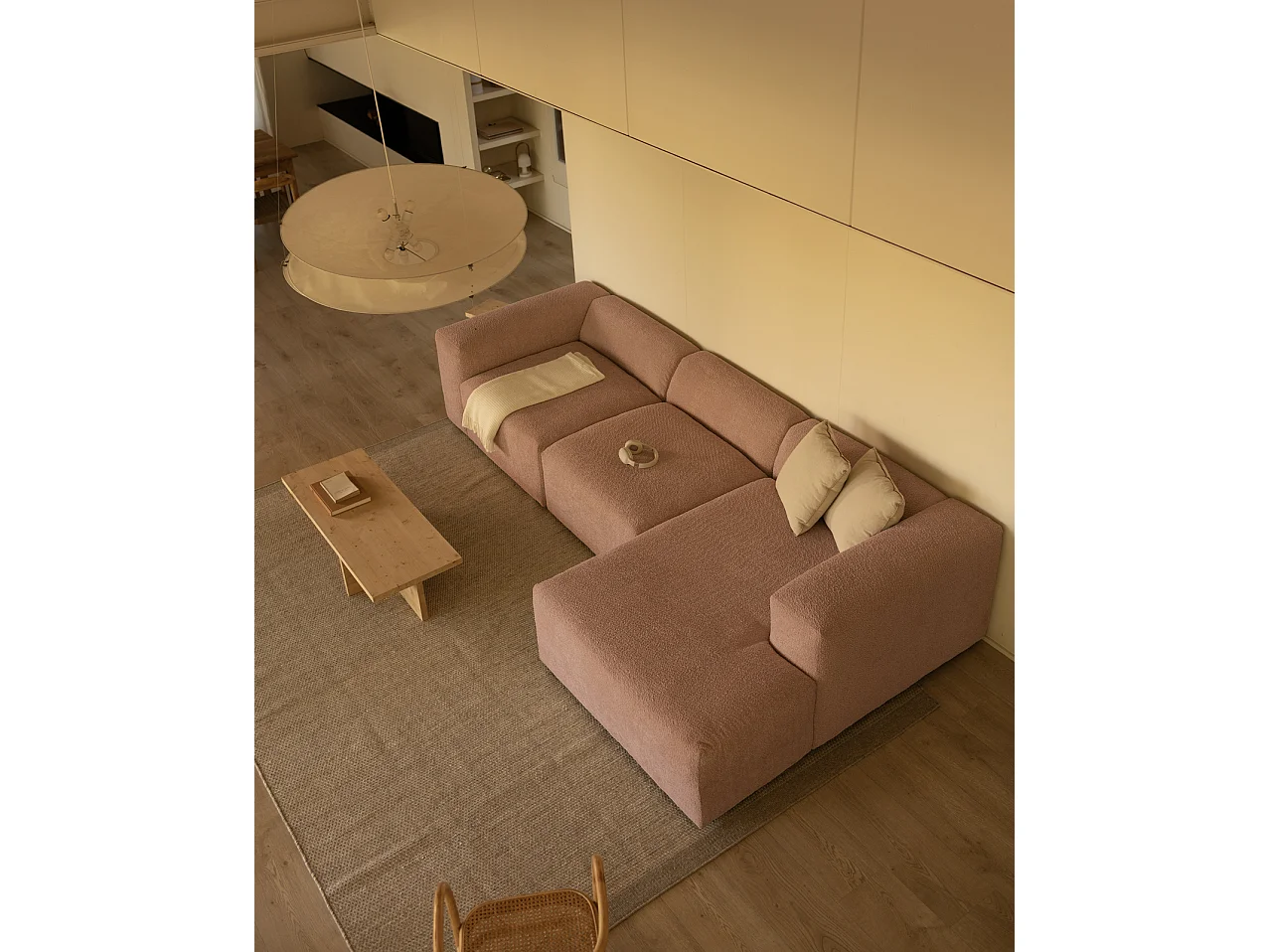 Sofá de 3 módulos con chaise longue derecho de bouclé rosa 330x70x172cm - BERTA - DECOWOOD