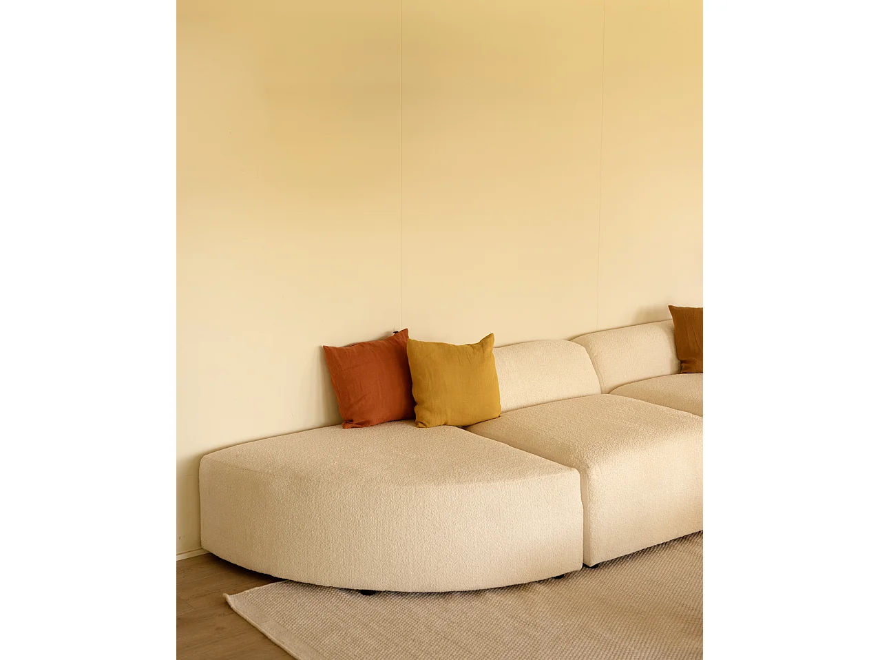 Divano a 3 moduli con curva a sinistra in bouclé bianco 320x110cm