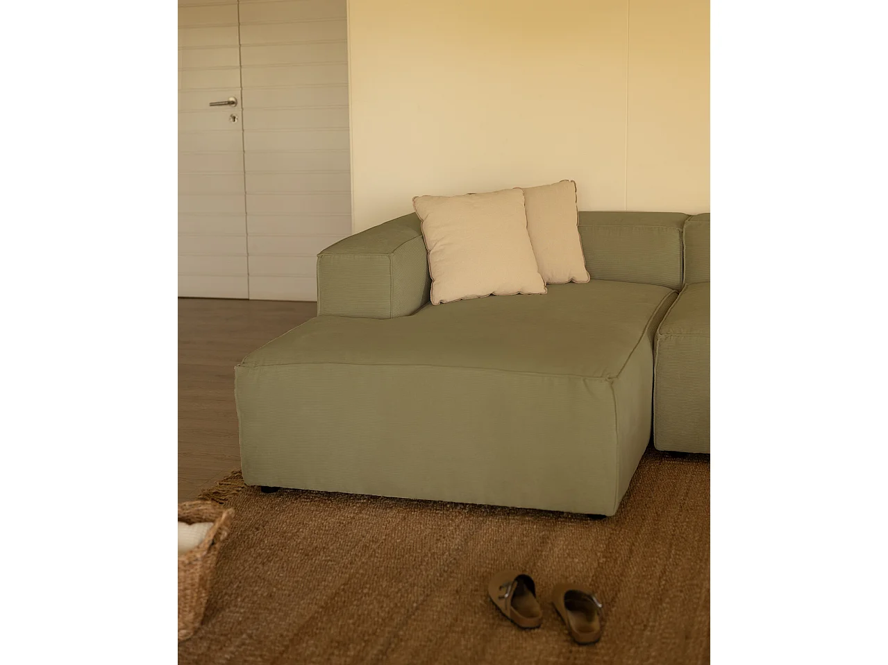 Sofá de 4/5 plazas con chaise longue izquierdo de pana lima 300x70x175cm - LOLA - DECOWOOD
