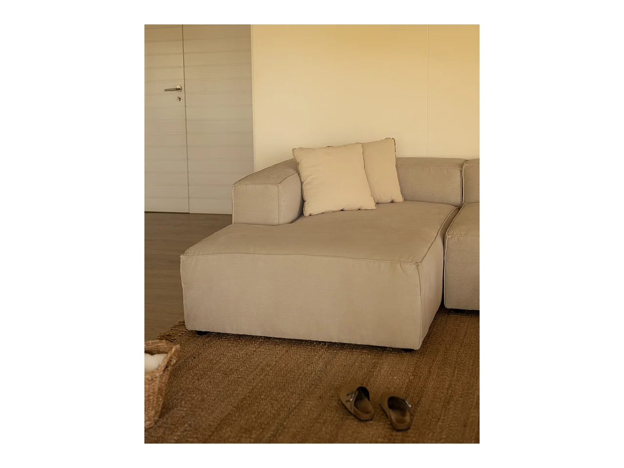 Sofá de 4/5 plazas con chaise longue izquierdo de pana beige 300x70x175cm - LOLA - DECOWOOD