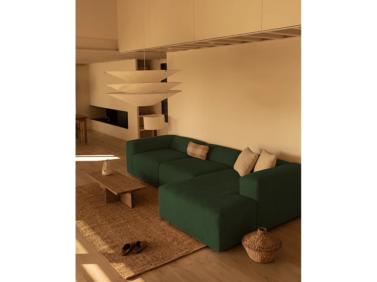 Divano a 3 moduli con CHL destra in bouclé verde 330x172cm