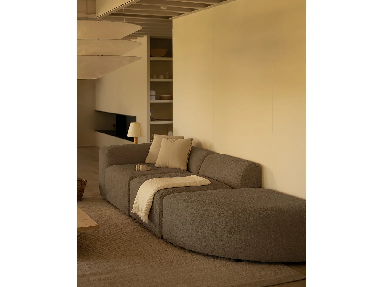 Divano a 3 moduli con curva a destra in bouclé marrone 320x110cm