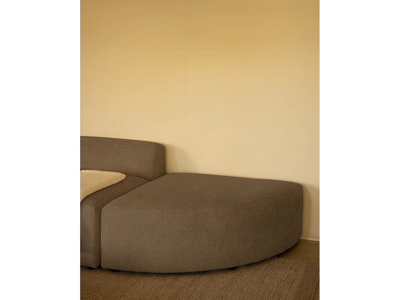 Divano a 3 moduli con curva a destra in bouclé marrone 320x110cm