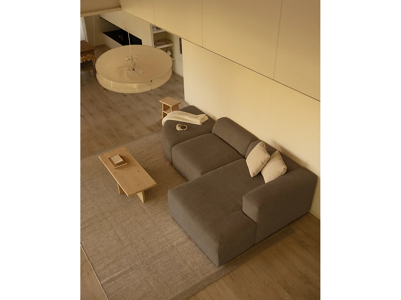 Divano curvo a 3 moduli con CHL destra in bouclé marrone 320x172cm