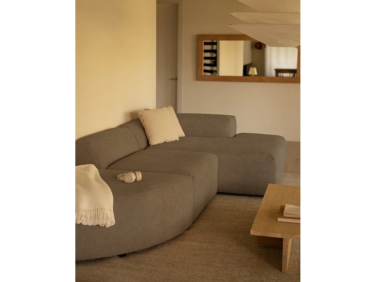 Divano curvo a 3 moduli con CHL destra in bouclé marrone 320x172cm