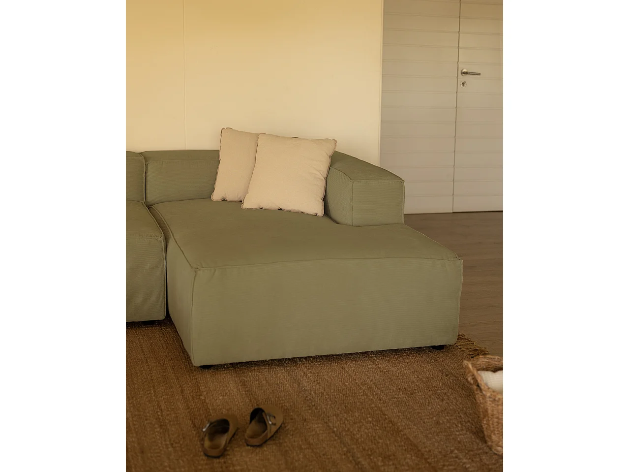 Sofá de 4/5 plazas con chaise longue derecho de pana lima 300x70x175cm - LOLA - DECOWOOD