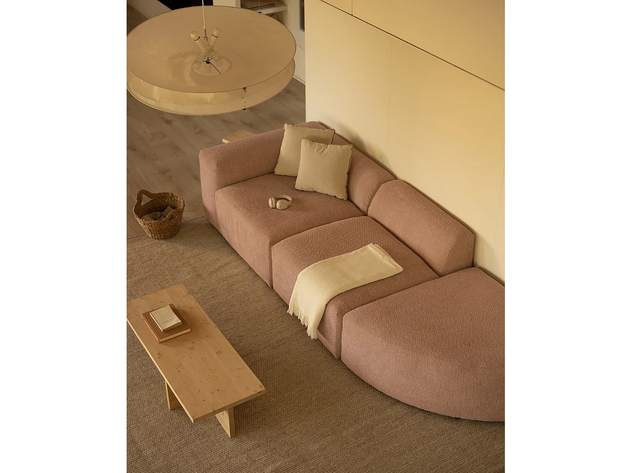 Sofá de 3 módulos con curva derecha de bouclé color rosa 320x70x110cm - BERTA - DECOWOOD