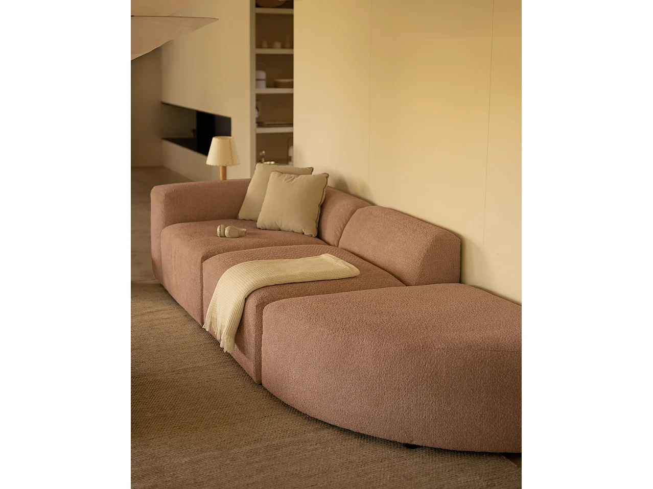 Sofá de 3 módulos con curva derecha de bouclé color rosa 320x70x110cm - BERTA - DECOWOOD