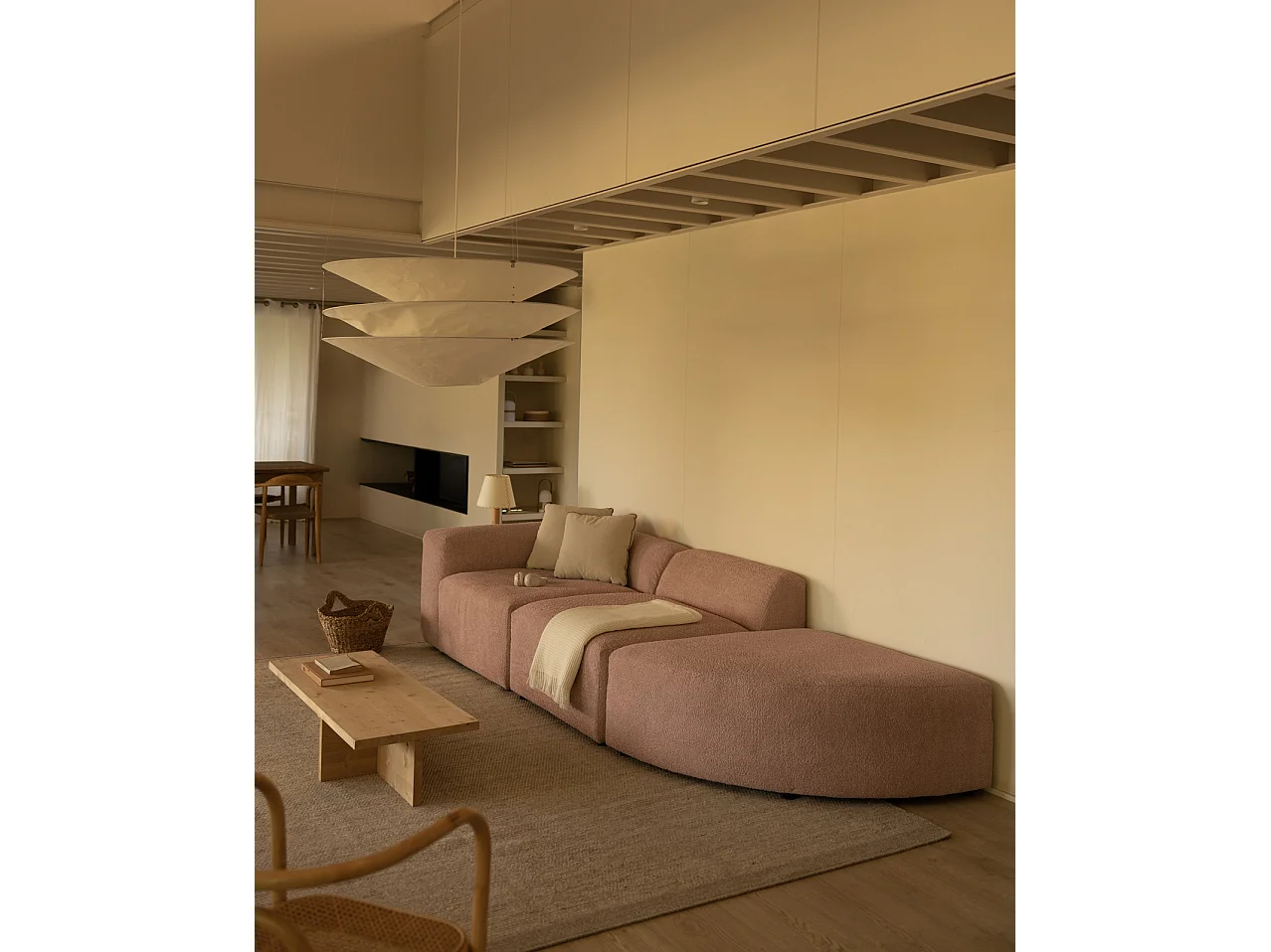 Divano a 3 moduli con curva a destra in bouclé rosa 320x110cm