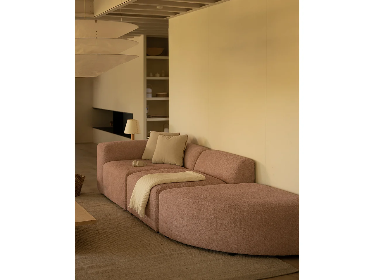 Divano a 3 moduli con curva a destra in bouclé rosa 320x110cm