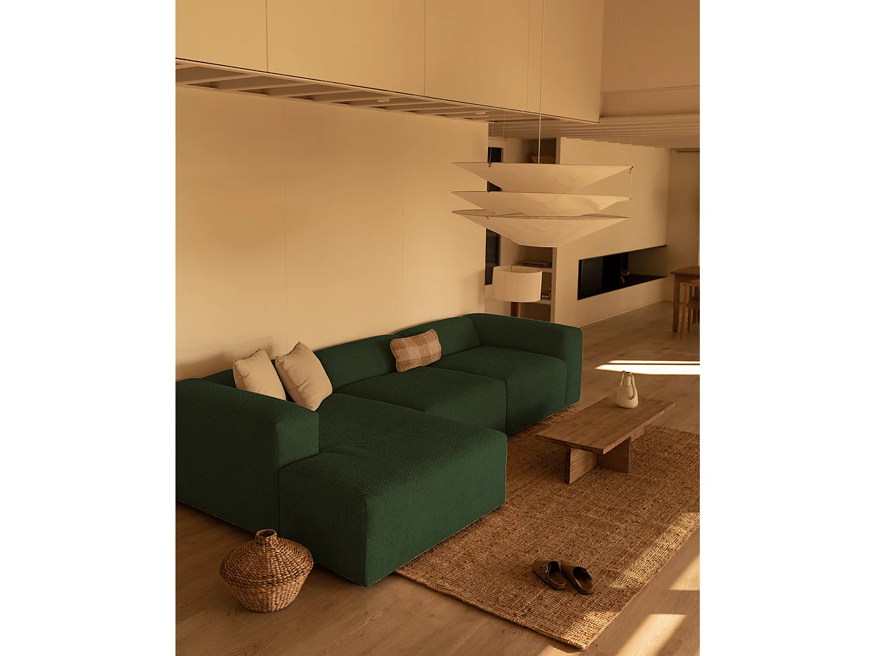 Sofá de 3 módulos con chaise longue izquierdo de bouclé verde 330x70x172cm - BERTA - DECOWOOD