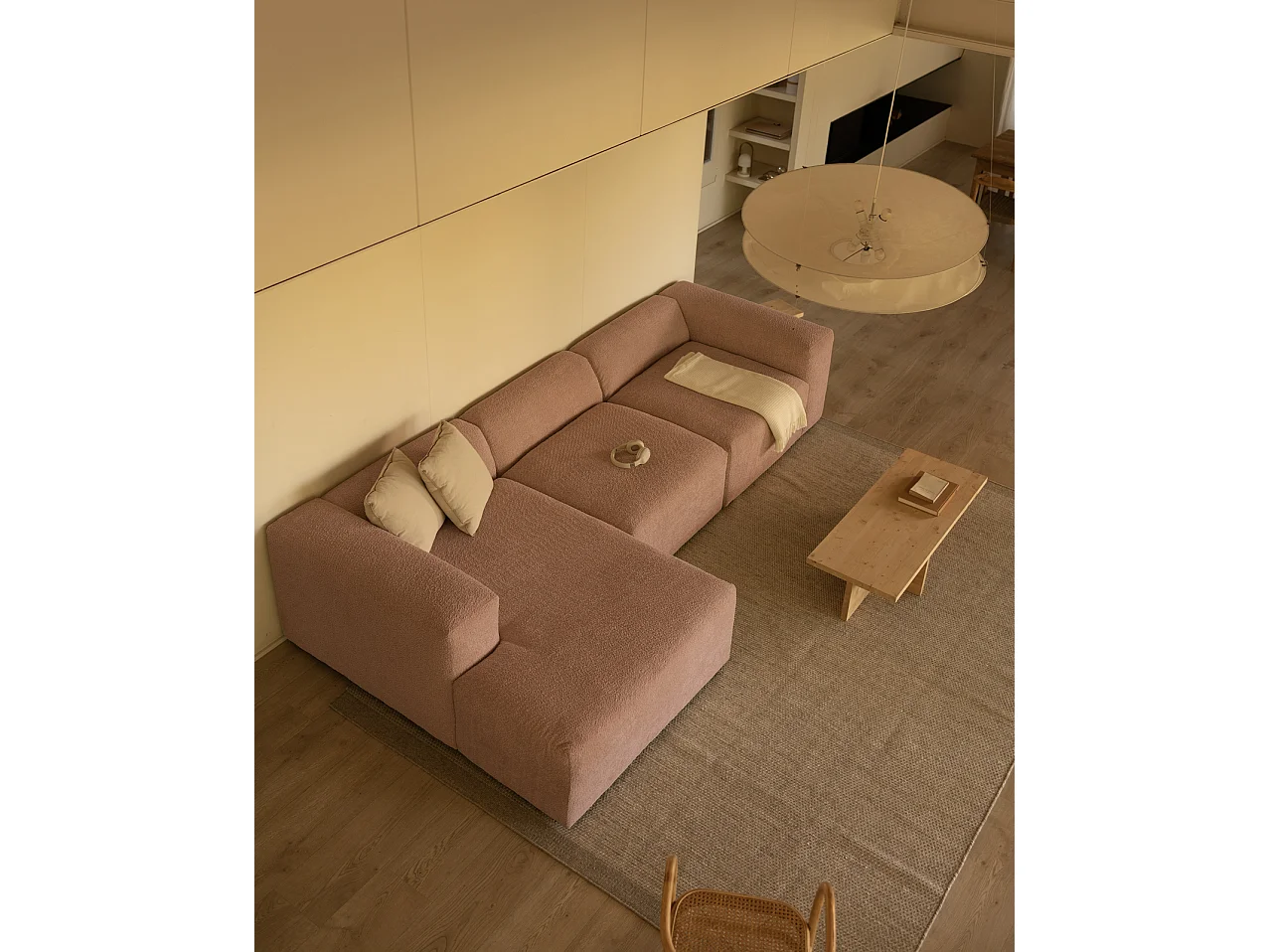 Sofá de 3 módulos con chaise longue izquierdo de bouclé rosa 330x70x172cm - BERTA - DECOWOOD