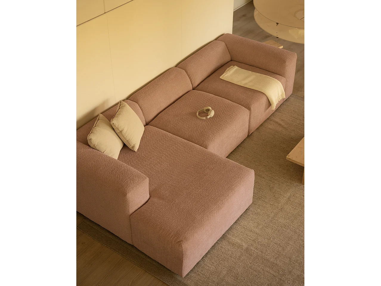 Sofá de 3 módulos con chaise longue izquierdo de bouclé rosa 330x70x172cm - BERTA - DECOWOOD