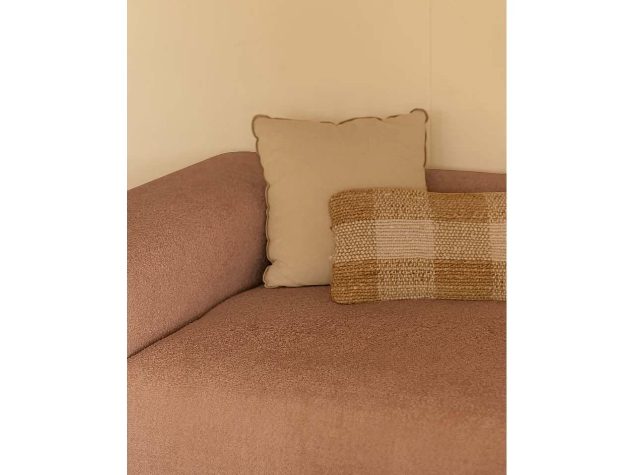 Divano a 3 moduli con CHL sinistra in bouclé rosa 330x172cm