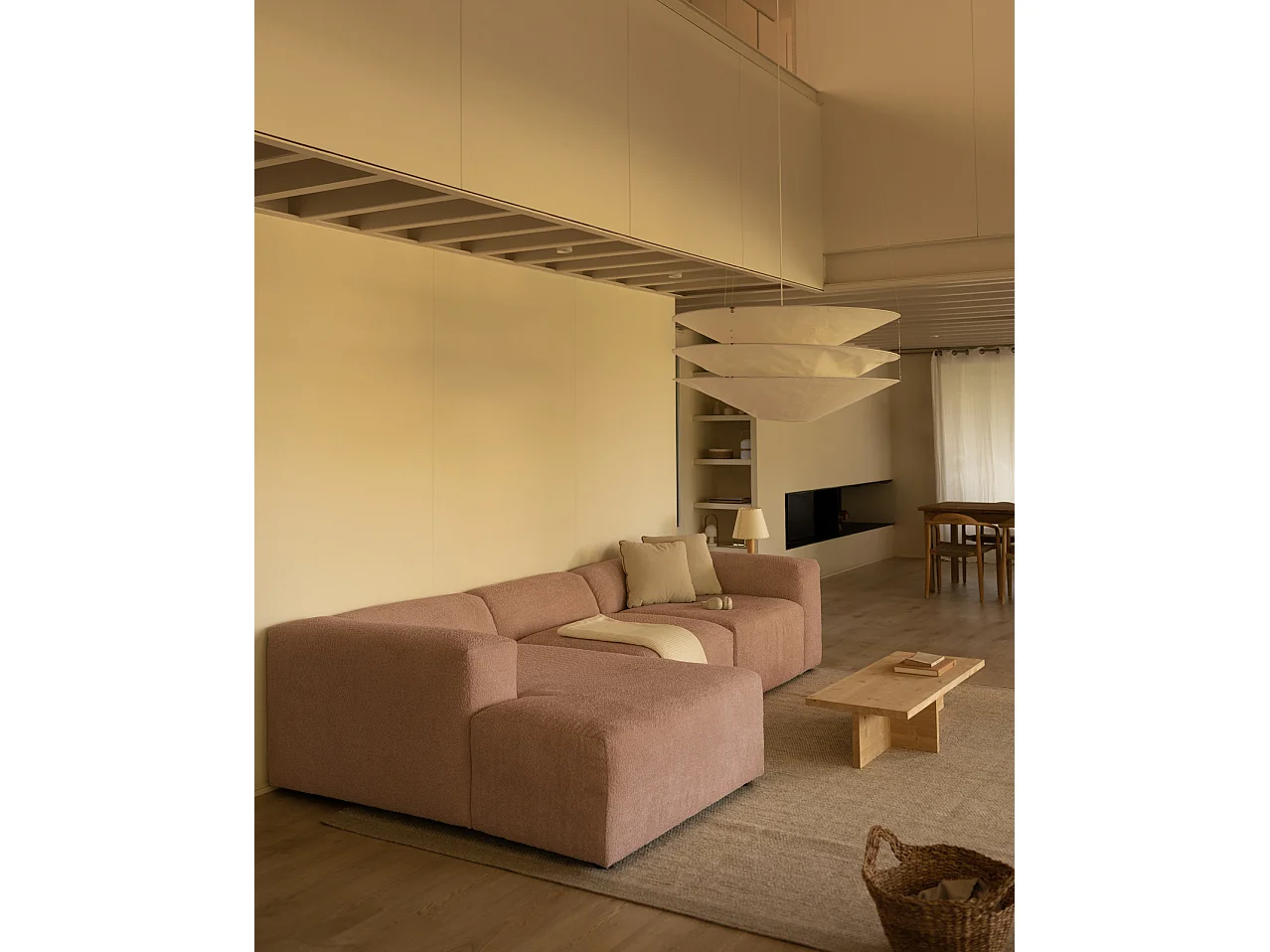 Divano a 3 moduli con CHL sinistra in bouclé rosa 330x172cm