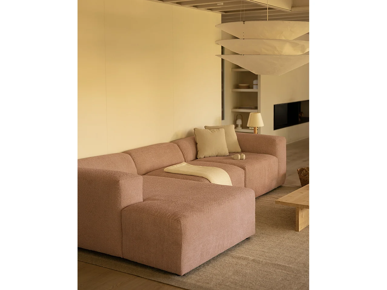 Divano a 3 moduli con CHL sinistra in bouclé rosa 330x172cm