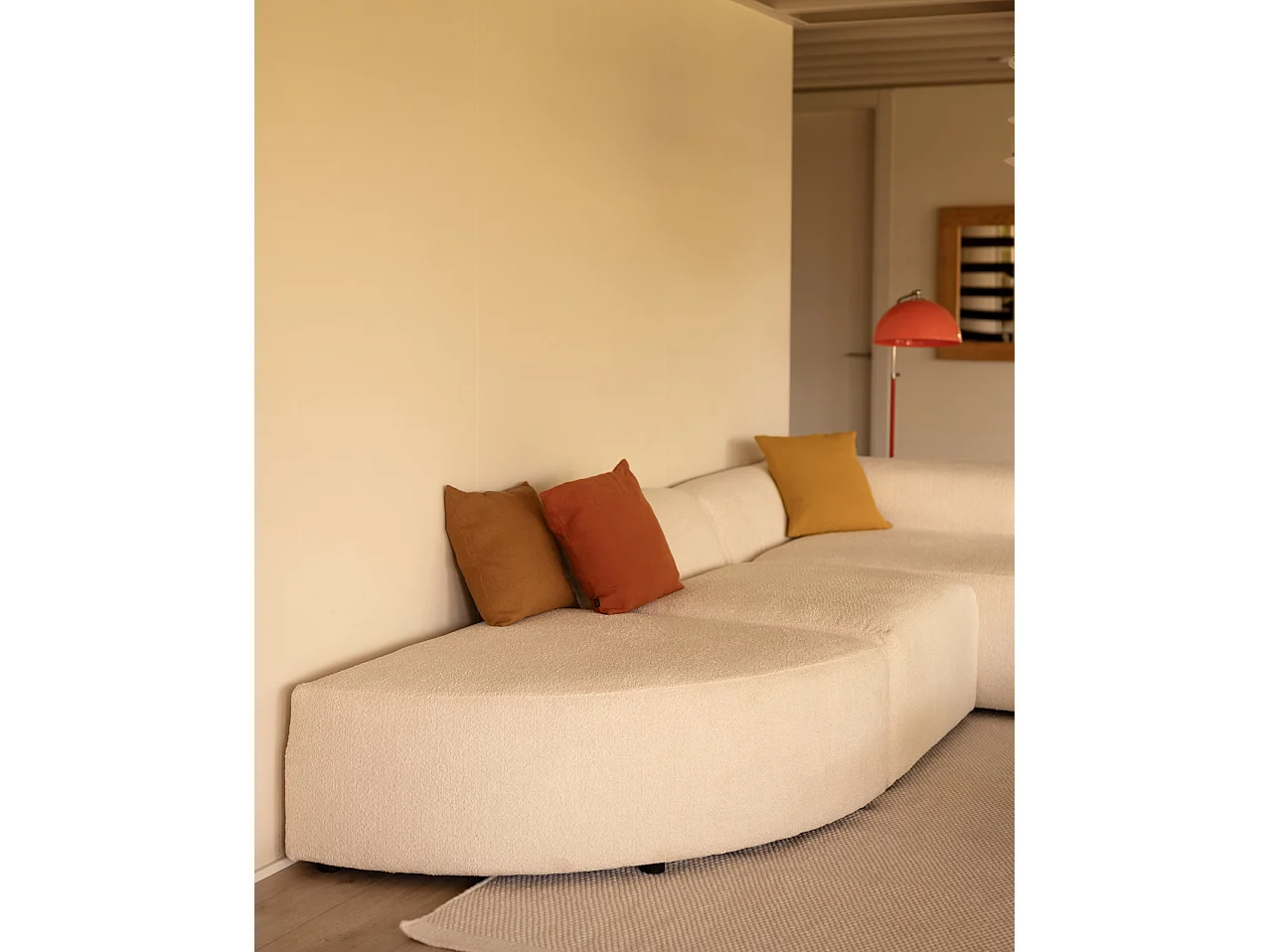 Divano curvo a 3 moduli con CHL destra in bouclé bianco 320x172cm