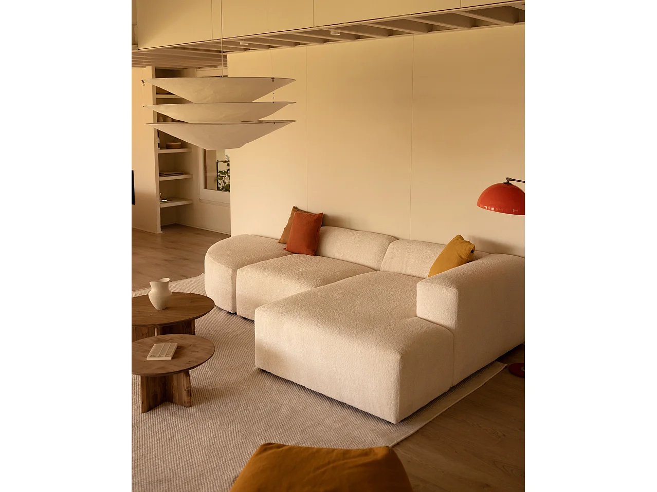 Divano curvo a 3 moduli con CHL destra in bouclé bianco 320x172cm