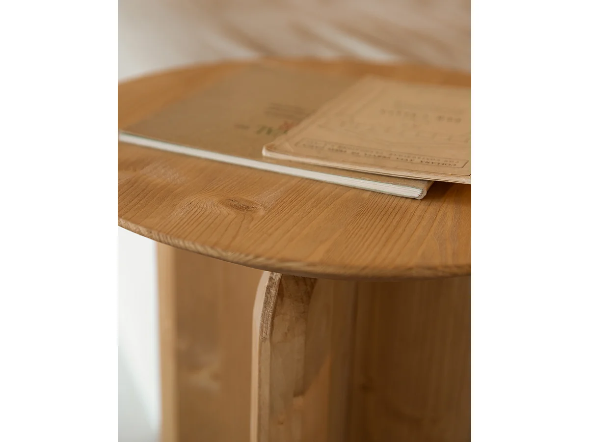 Mesa auxiliar de madera maciza en tono roble medio de 50x45cm - BLOOM - DECOWOOD