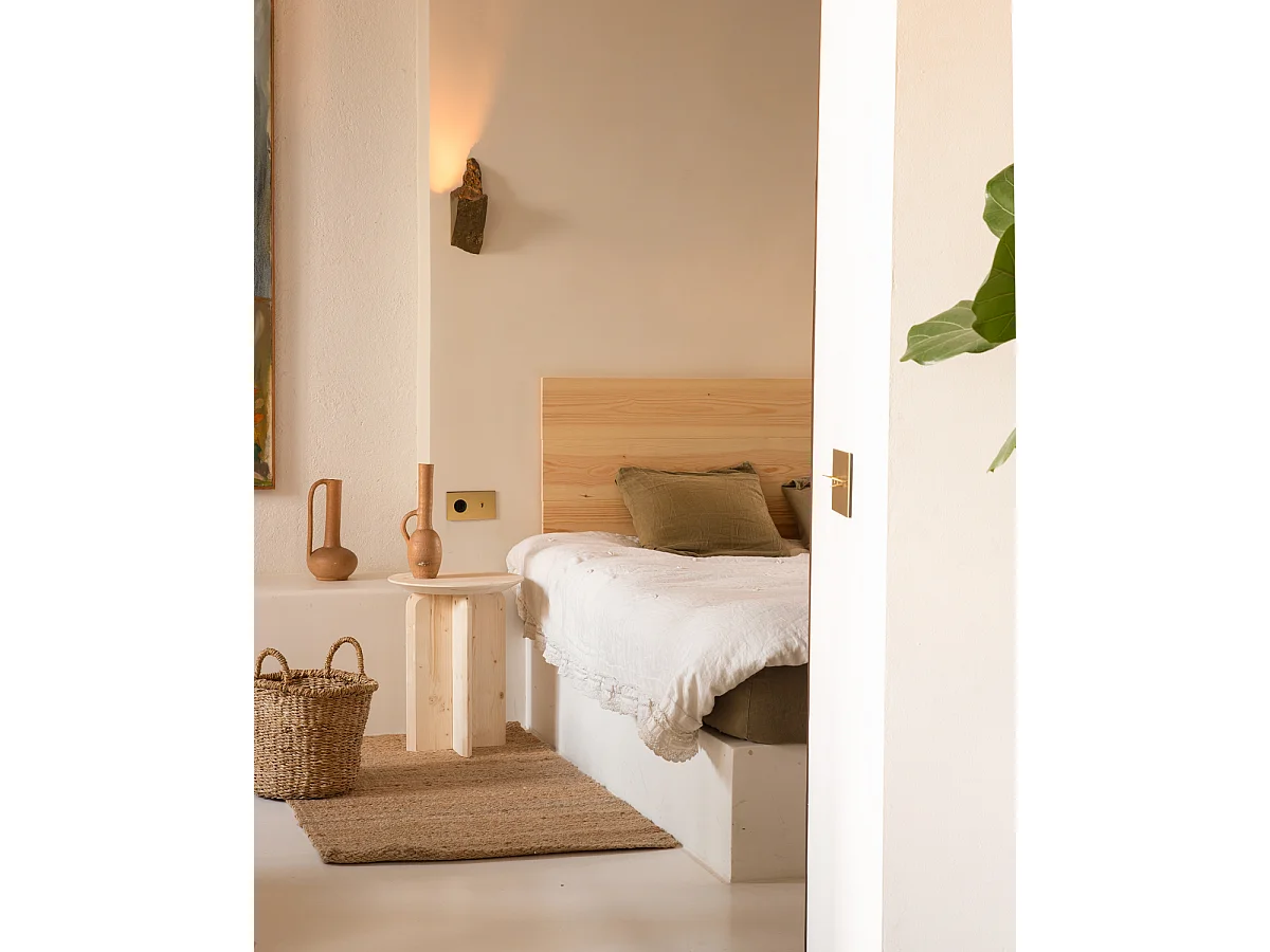 Mesa auxiliar de madera maciza en tono natural de 50x45cm - BLOOM - DECOWOOD