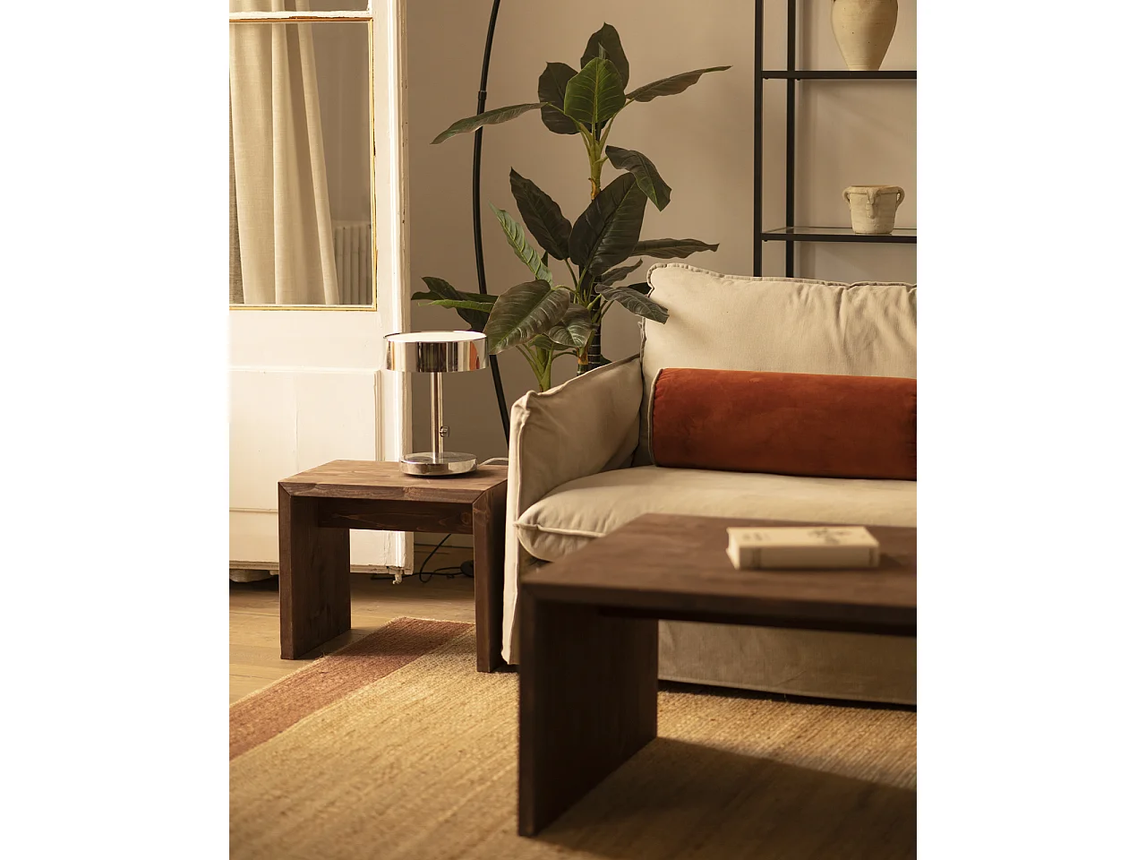 Mesita / Taburete de madera maciza en tono nogal de 45x50cm - TELVA - DECOWOOD