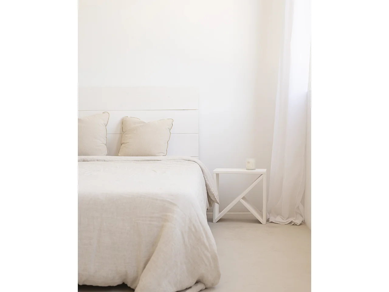 Pack 2 mesitas de madera maciza en tono blanco de 40x40cm - STOKE - DECOWOOD