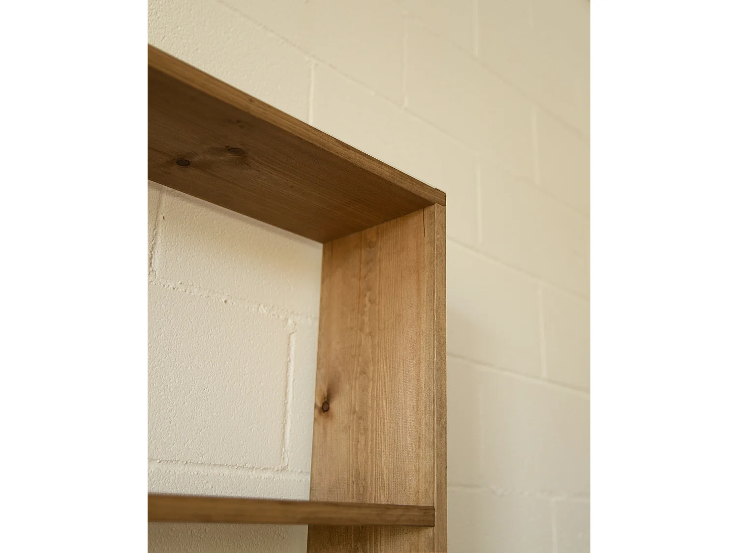 Estantería de madera maciza con 4 estantes roble oscuro - SAURA - DECOWOOD