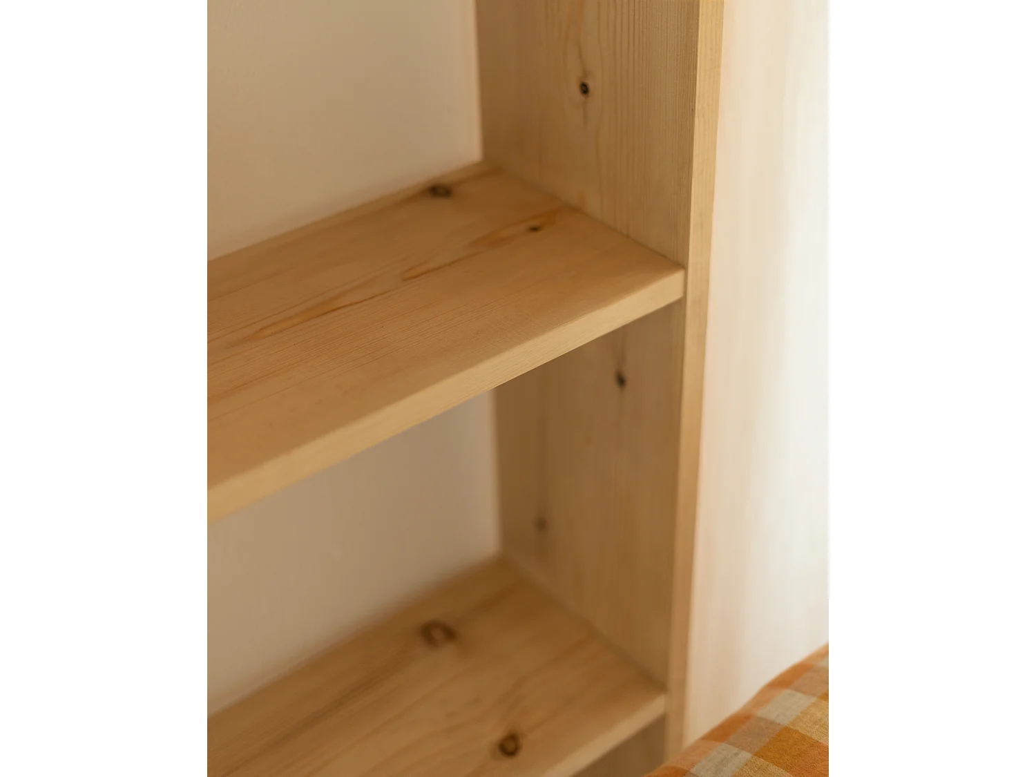 Scaffale in legno massello in tono marrone chiaro con 3 ripiani - SAURA - DECOWOOD