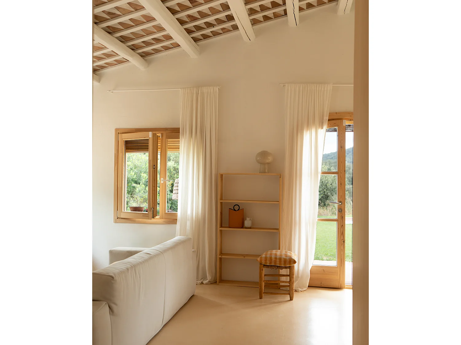 Scaffale in legno massello in tono marrone chiaro con 3 ripiani - SAURA - DECOWOOD