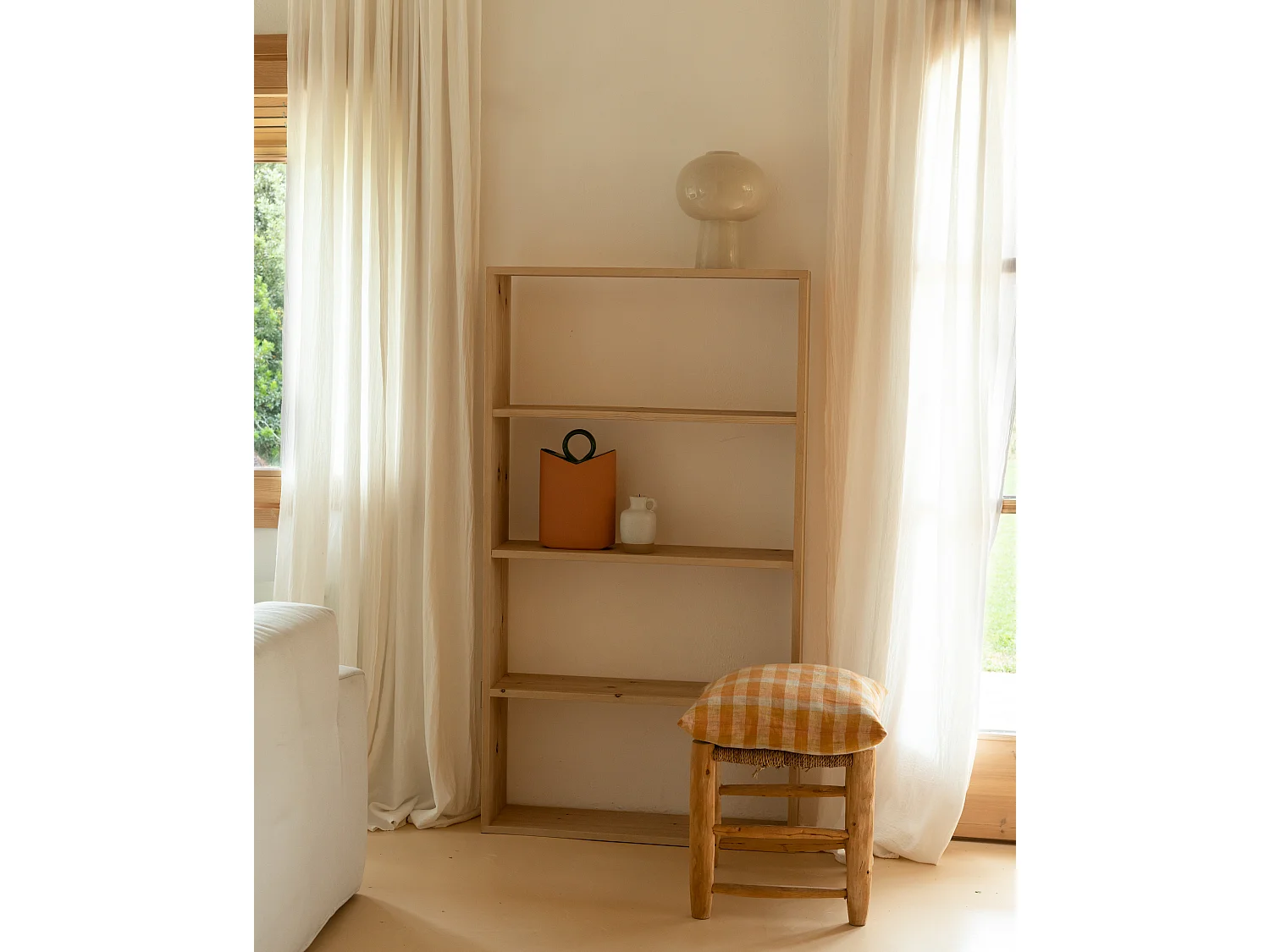 Scaffale in legno massello in tono marrone chiaro con 3 ripiani - SAURA - DECOWOOD