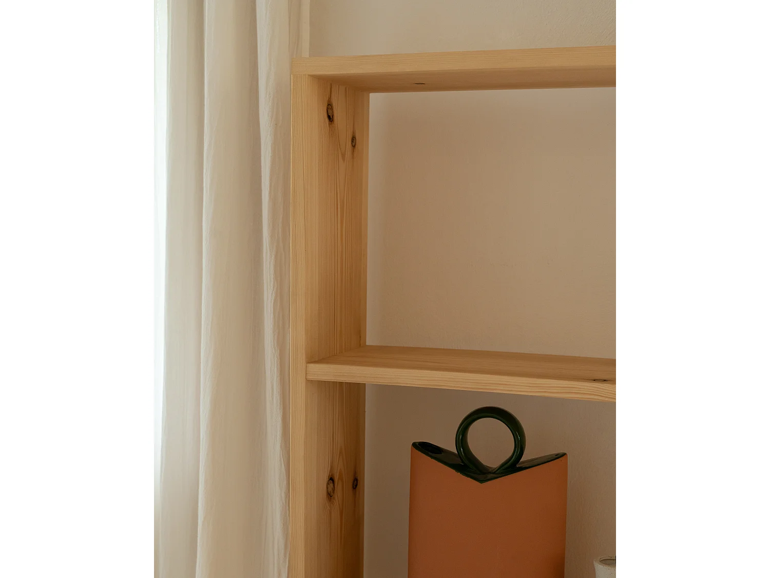 Scaffale in legno massello in tono marrone chiaro con 3 ripiani - SAURA - DECOWOOD