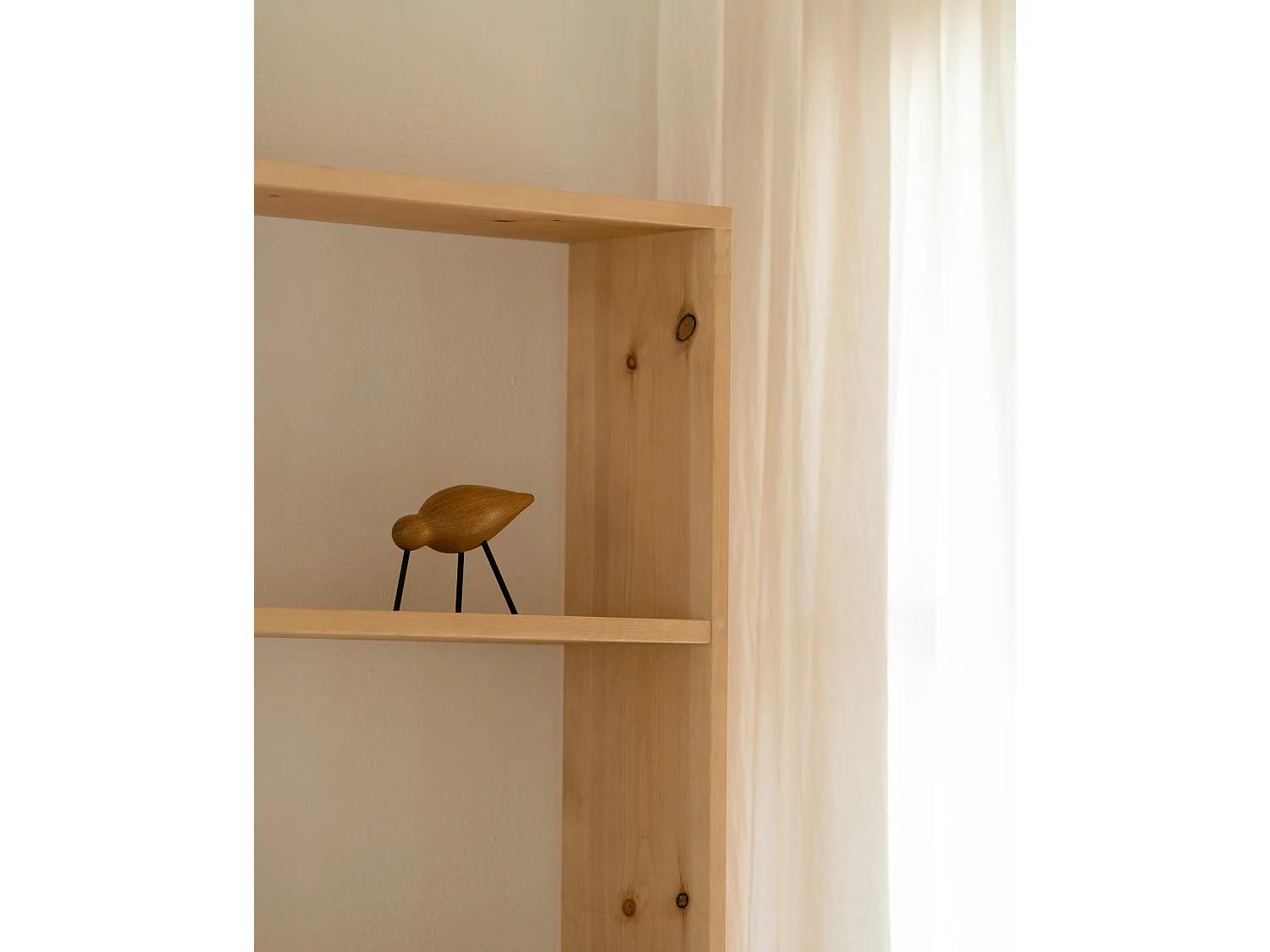 Scaffale in legno massello in tono marrone chiaro con 4 ripiani - SAURA - DECOWOOD