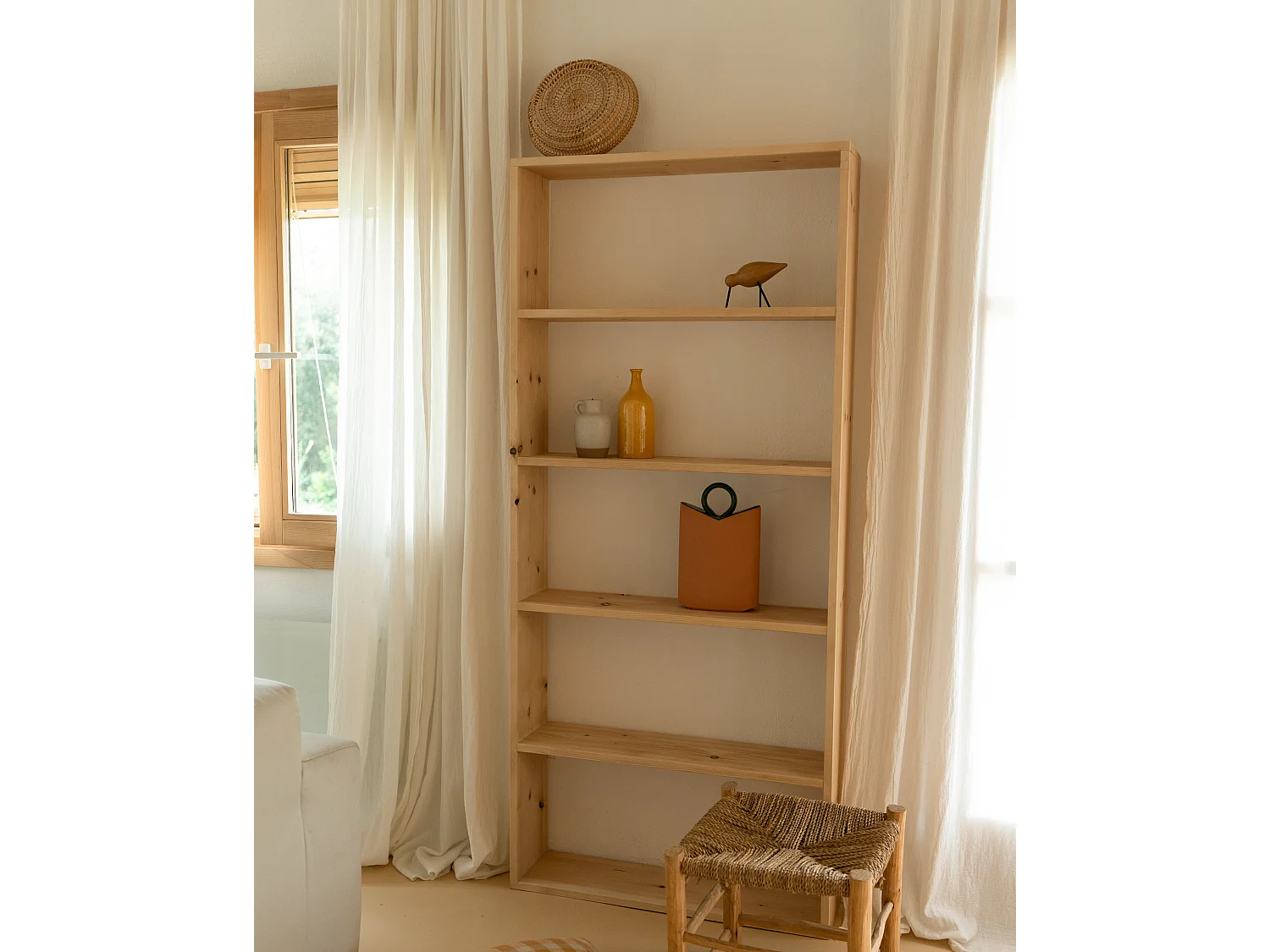 Scaffale in legno massello in tono marrone chiaro con 4 ripiani - SAURA - DECOWOOD