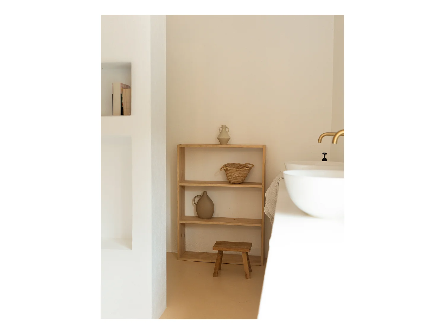 Scaffale in legno massello in tono marrone chiaro con 2 ripiani - SAURA - DECOWOOD