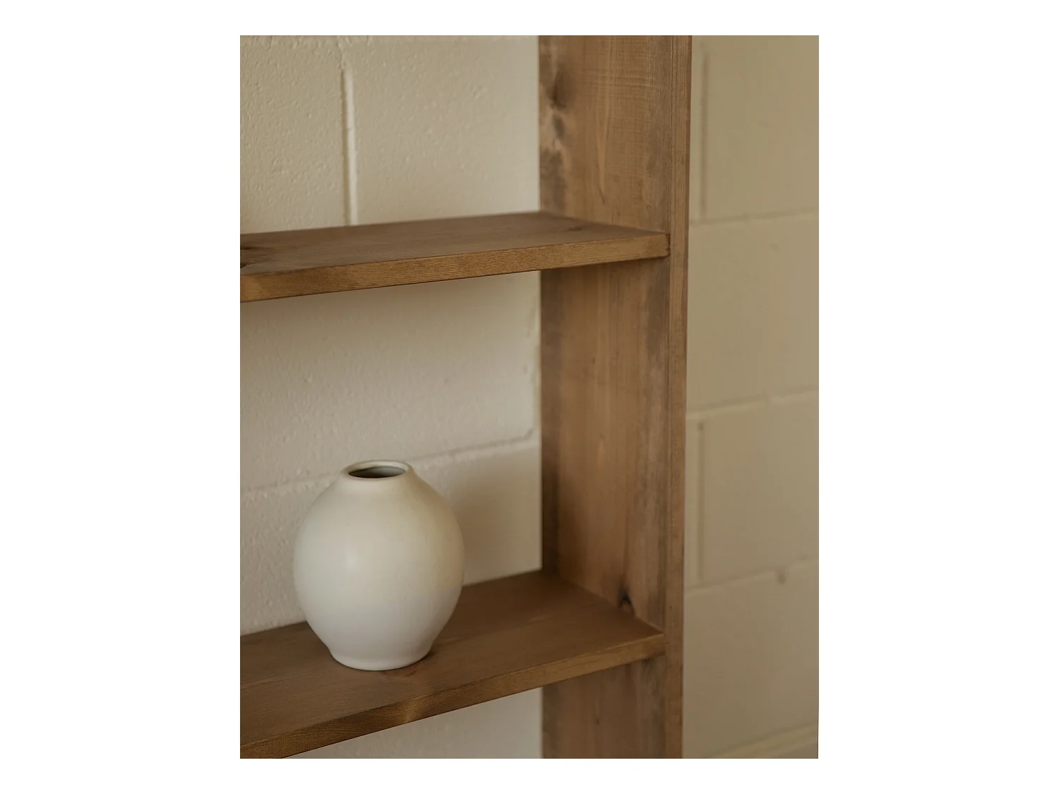 Scaffale in legno massello in tono rovere scuro con 3 ripiani - SAURA - DECOWOOD