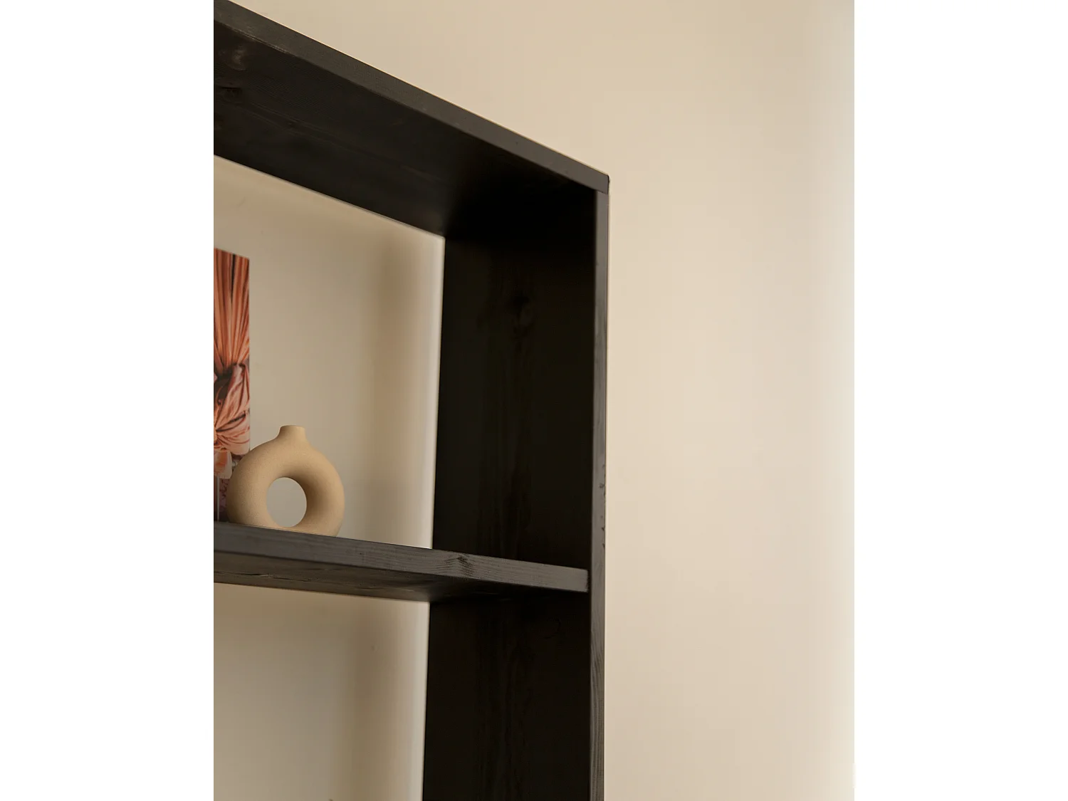 Estantería de madera maciza con 4 estantes negro - SAURA - DECOWOOD