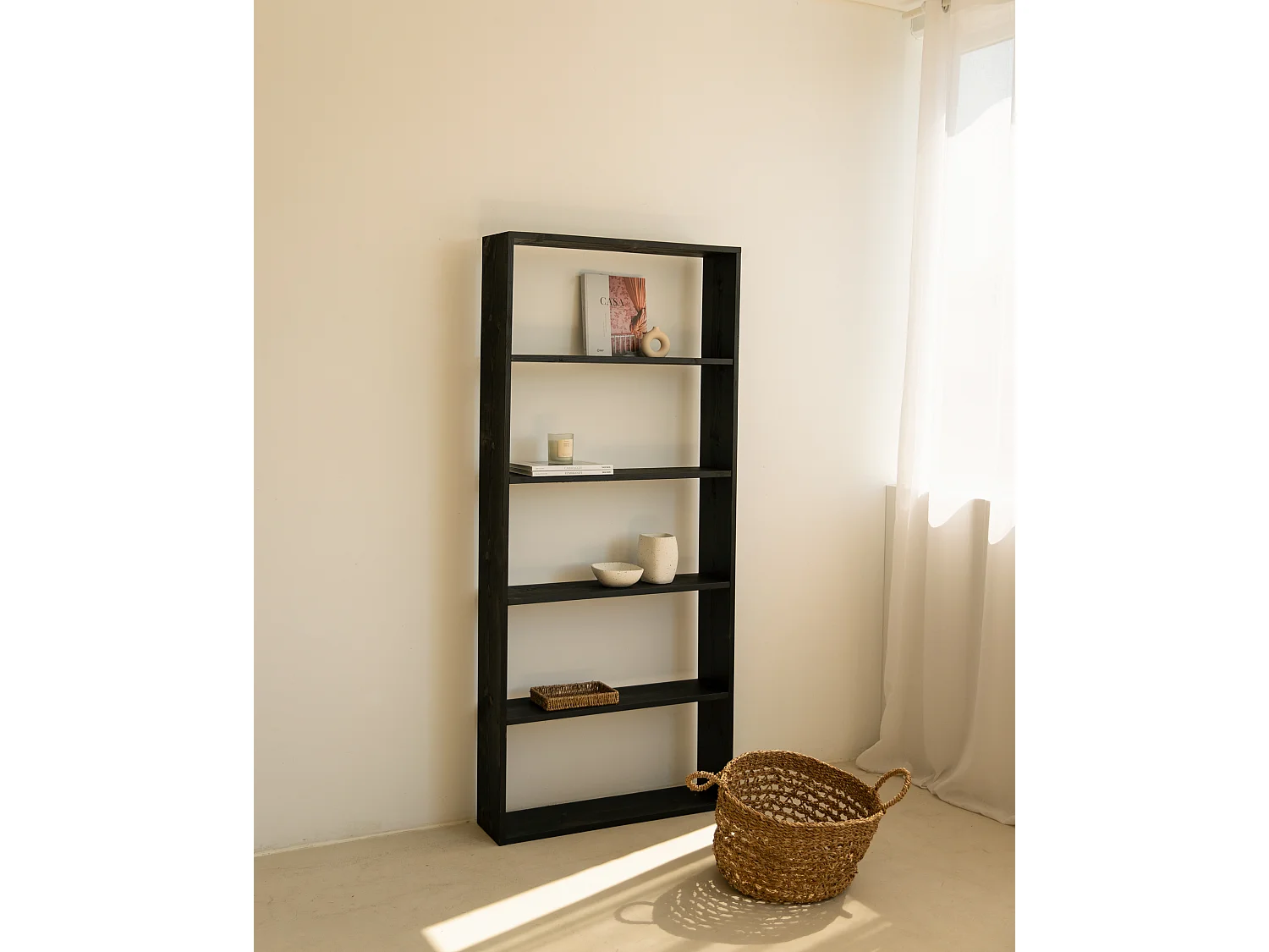 Estantería de madera maciza con 4 estantes negro - SAURA - DECOWOOD