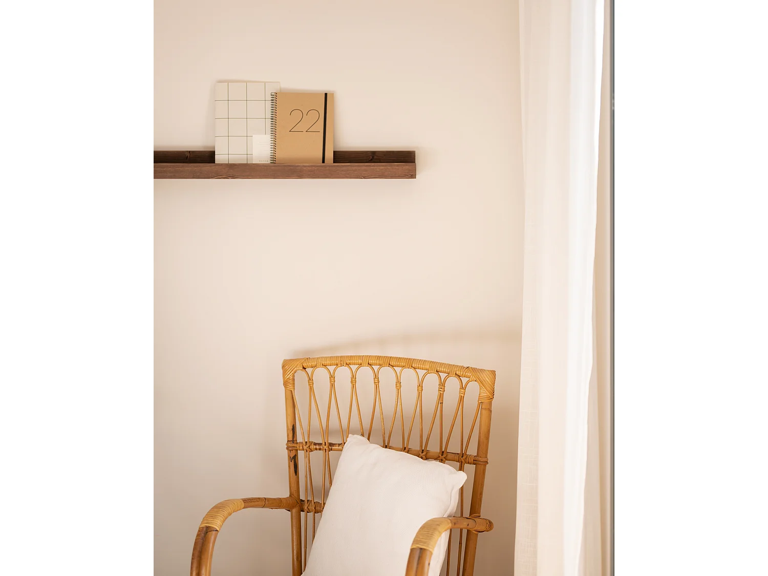 Mensola flottante in legno massello in tono noce 50x7cm - DUC - DECOWOOD