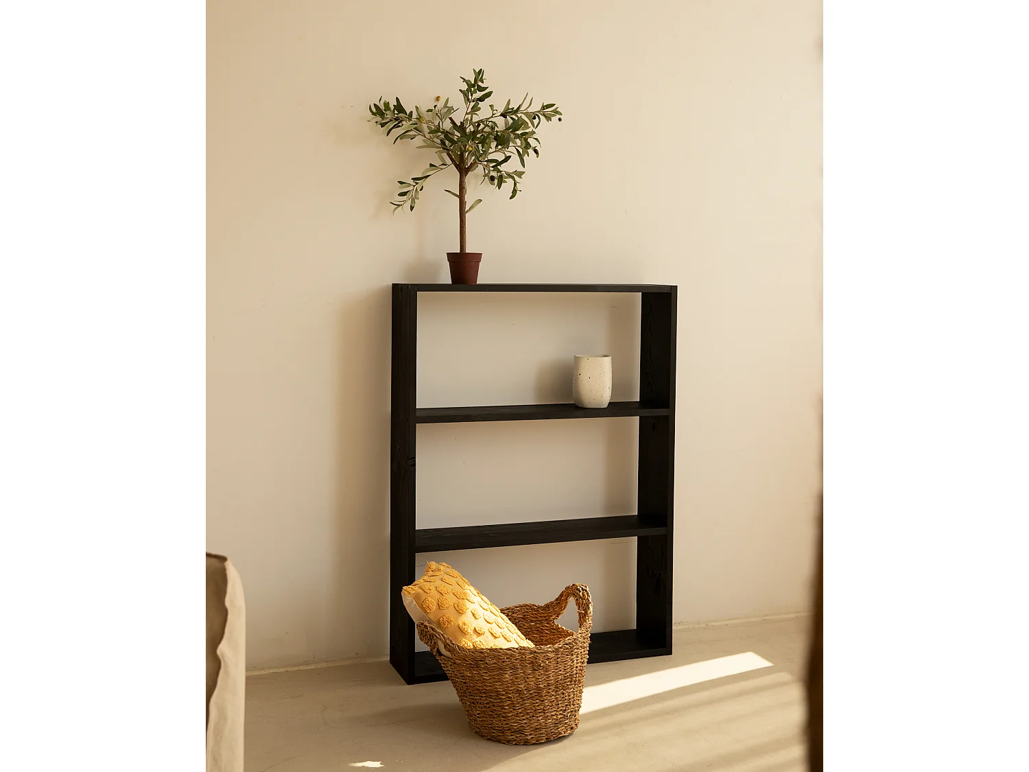 Estantería de madera maciza con 2 estantes negro - SAURA - DECOWOOD